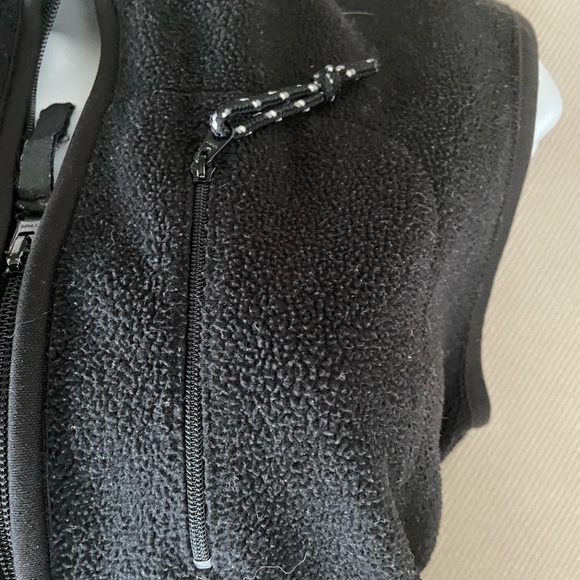 Gap fleece vest with three zipper pockets - Picture 5 of 5